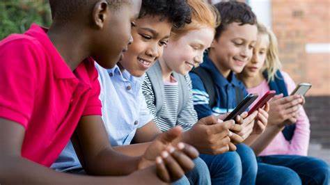 Impact des réseaux sociaux sur la santé mentale des enfants : un rapport sonne l’alerte