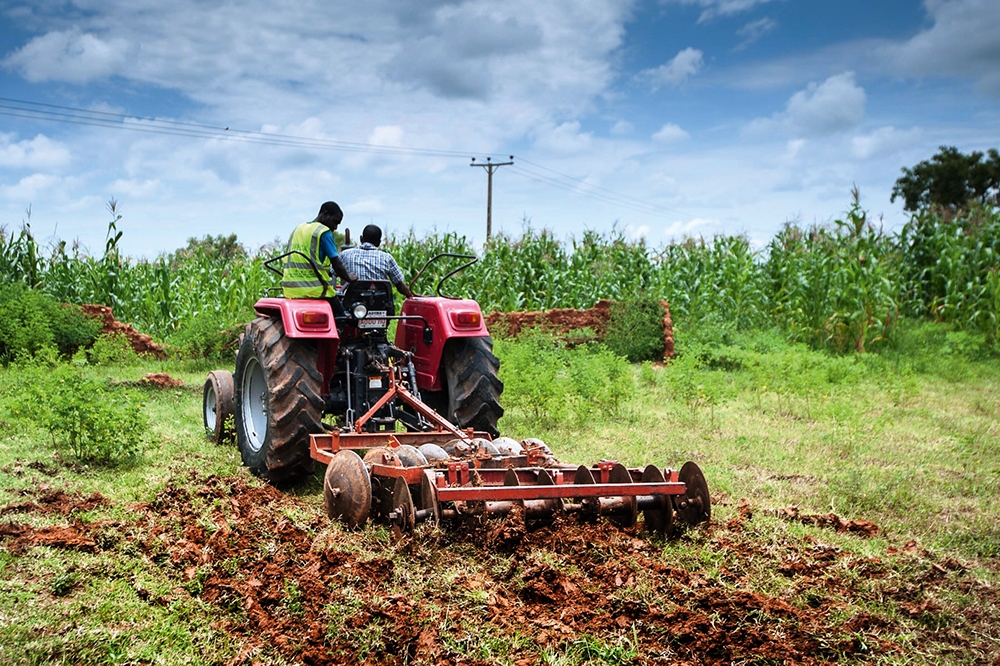 Togo : des jeunes formés à l’utilisation des engins agricoles Tracteur agricole en train de labourer un champ au Togo, illustrant la mécanisation et la modernisation du secteur agricole.