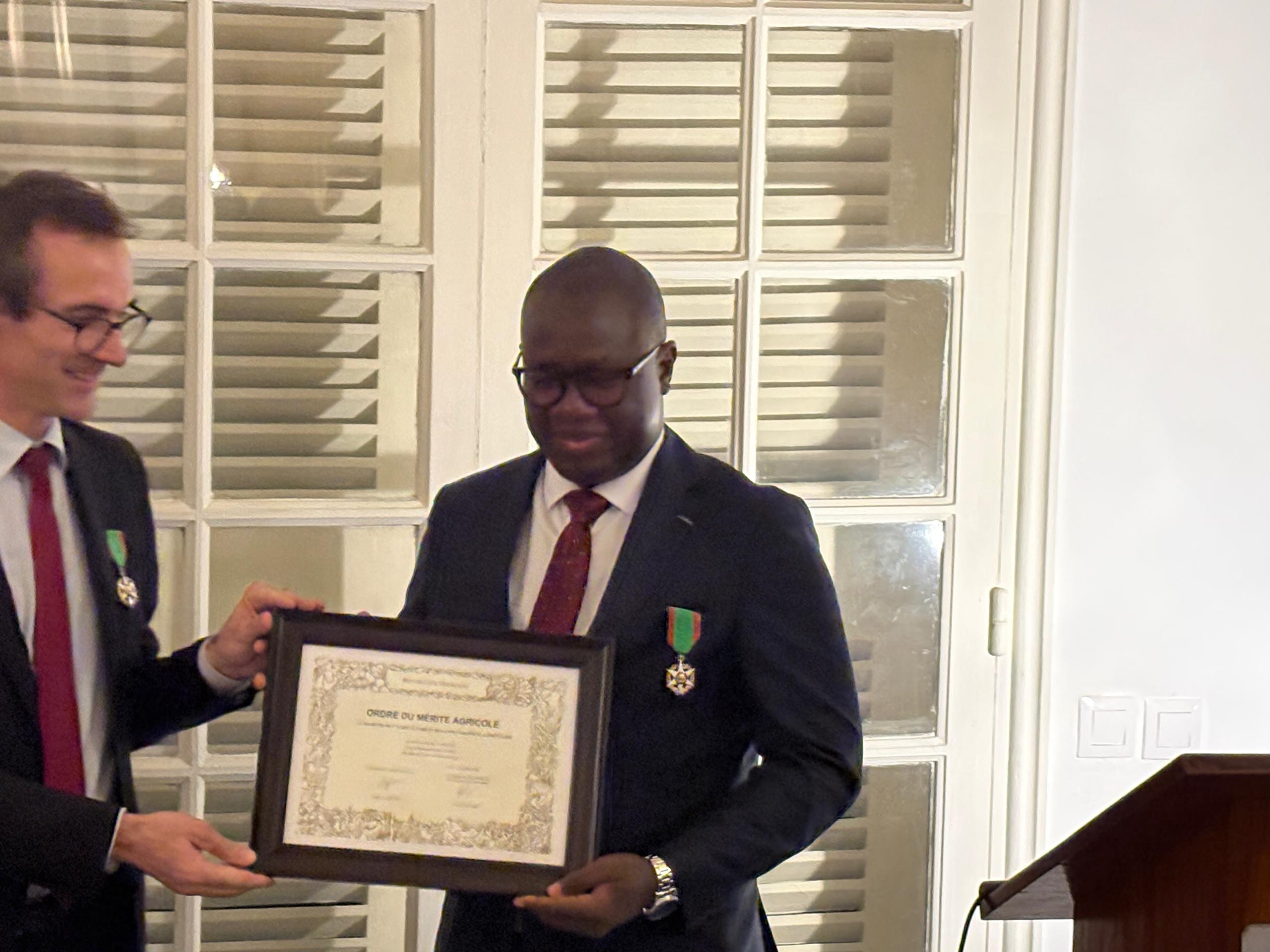Distinction française : le directeur exécutif de PADIE, Émile Afetele Atigaku élevé au rang de Chevalier du Mérite agricole
