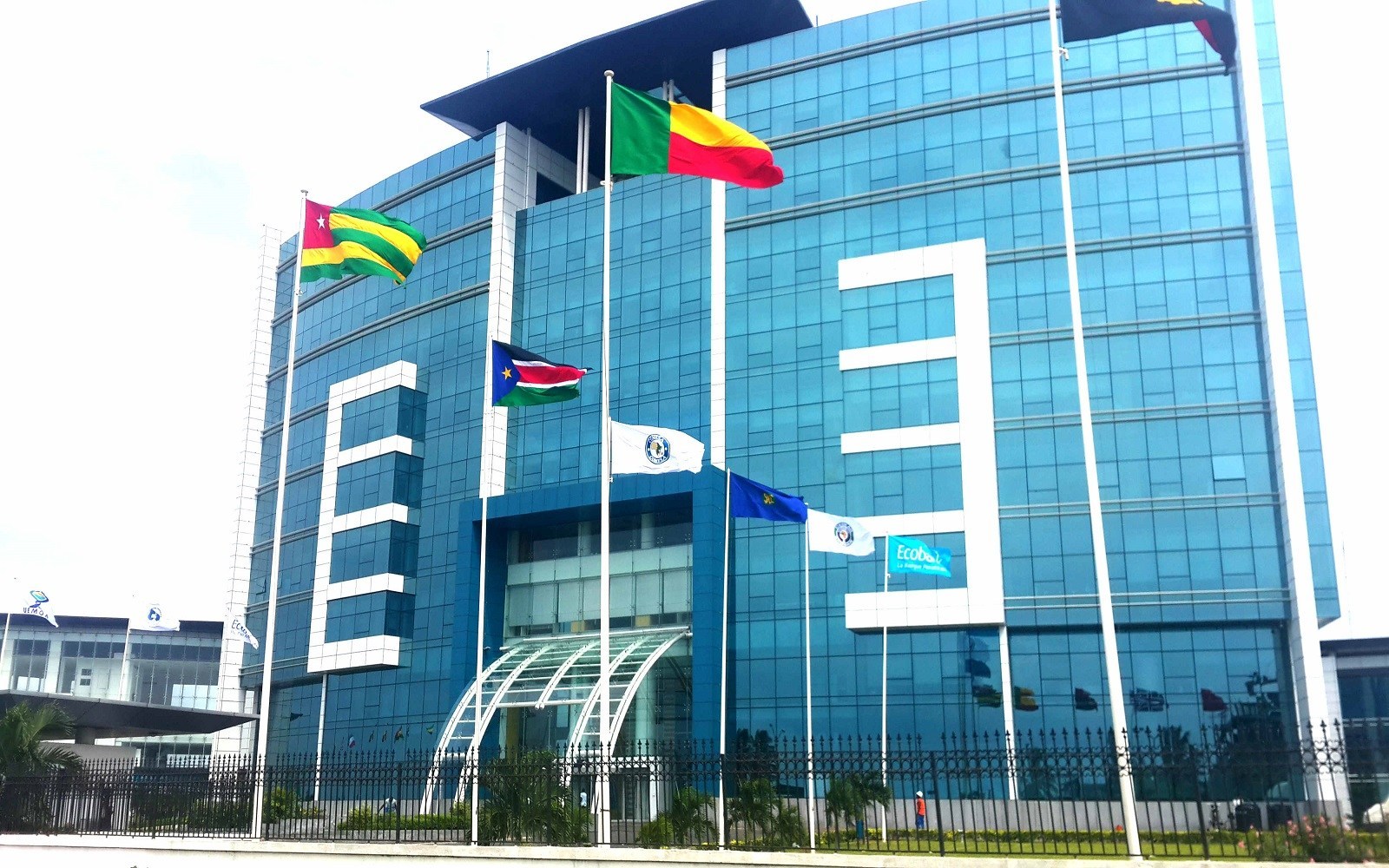 Ecobank franchit la barre des 800 millions de dollars de bénéfice en 2025